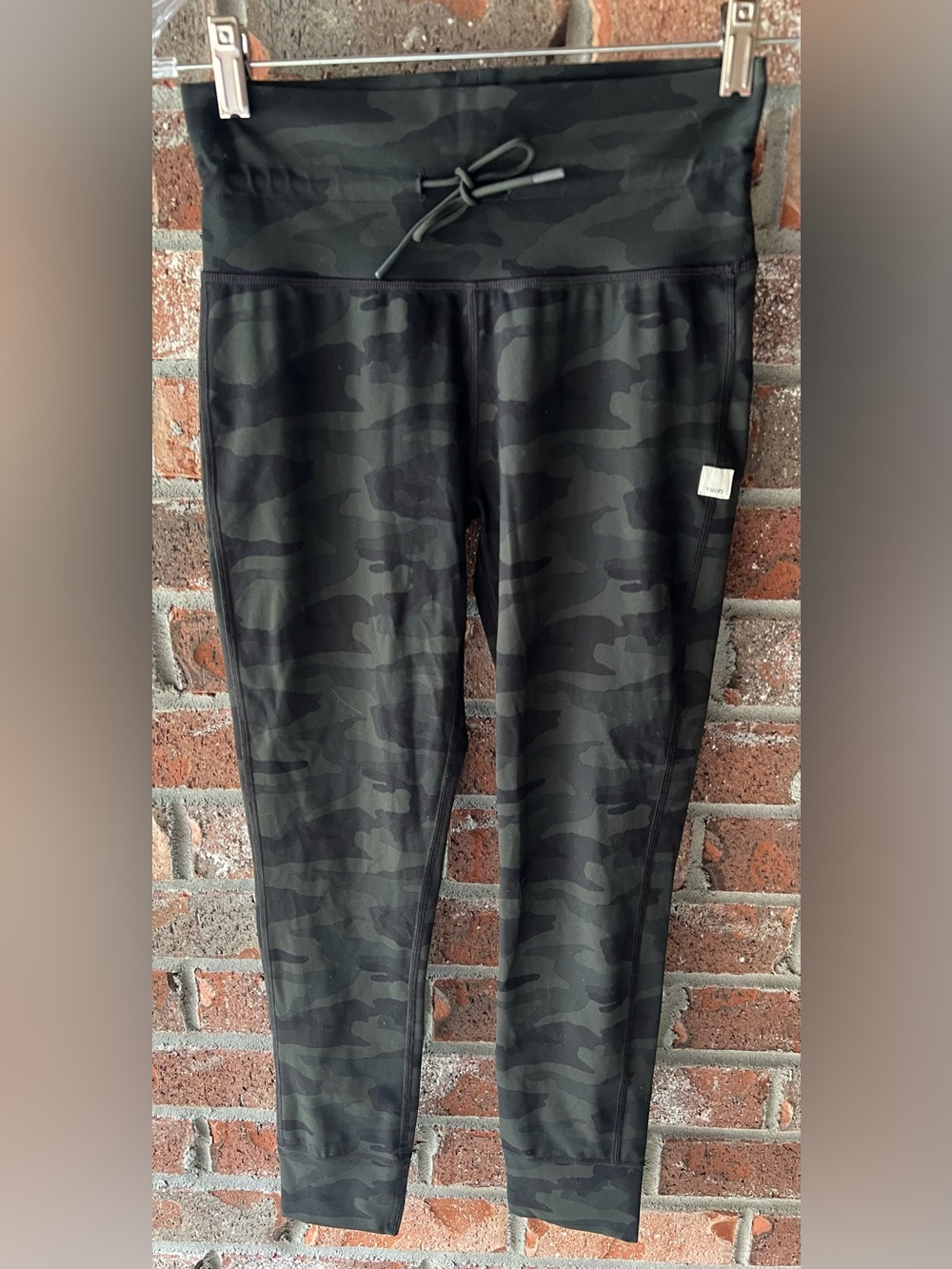Vuori Women's Daily Legging in the Black Tonal Camo color way. Size Xsmall/small
